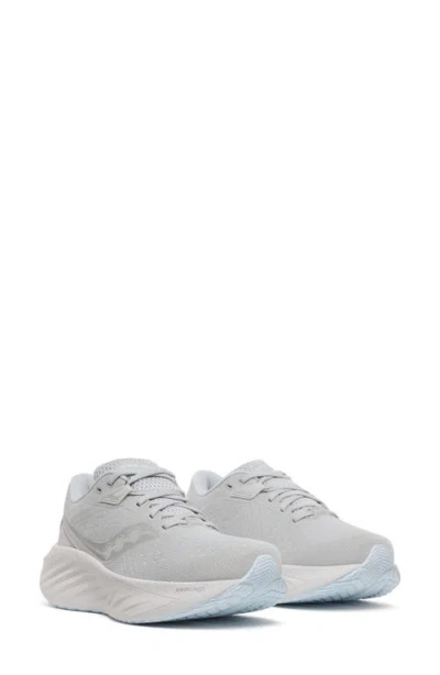 Saucony Triumph 22 Running Shoe In Cloud