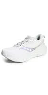 Saucony Triumph 22 Running Shoe In White/foam