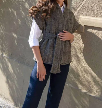 Sauths Isabella Linen Padded Vest In Grey