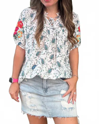 Savannah Jane Ester Top In White Multi In Gray