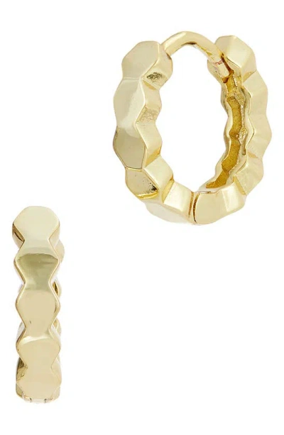Savvy Cie Jewels Wavy Huggie Hoop Earrings In Gold