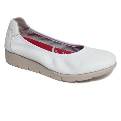 Saydo Women's Filbert Flat Shoes In Off White In Gray