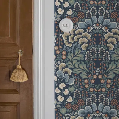 Schumacher Boråstapeter Blomstervall Wallpaper In White