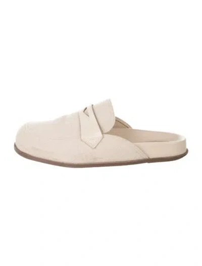 Pre-owned Schutz Canvas Loafers In Neutrals