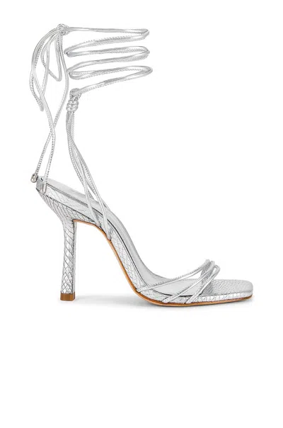 Schutz Thea Heels In Prata In Metallic