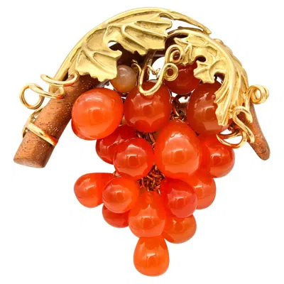 Pre-owned Seaman Schepps 1970 New York Grapes Brooch In 18kt Gold With Wood & Carnelian In Purple