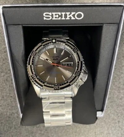 Pre-owned Seiko 5 Automatic Silver Dial Steel Bracelet Men's Limited Edition Watch Srpk09