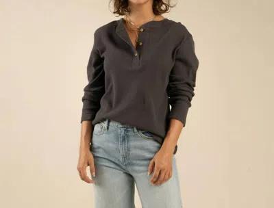 Sendero Provisions Co. The Maven Henley Top In Charcoal In Green