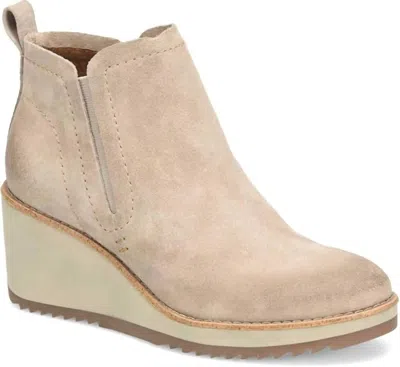 Söfft Emeree Boots In Baywater Suede In Beige