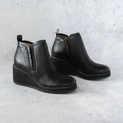 Söfft Women's Emeree Bootie In Black