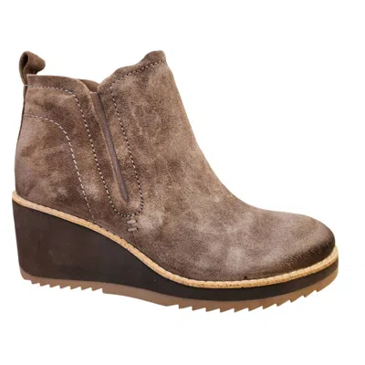 Söfft Women's Emeree Wedge Shoes In Mushroom Suede In Multi
