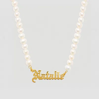 Shinera The Old English Pearl Nameplate Necklace