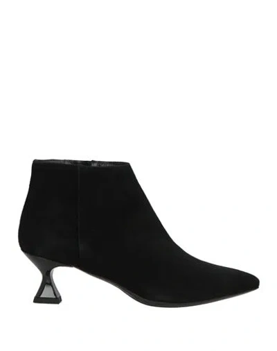Showroom Woman Ankle Boots Black Size 8 Leather