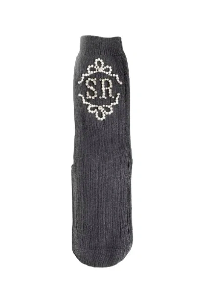 Simone Rocha Sr Emblem Ankle Ribbed Socks In Grey