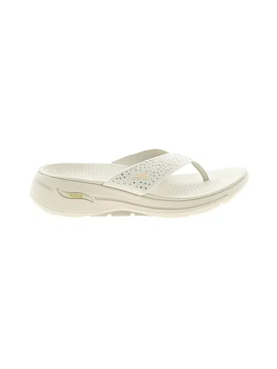 Pre-owned Skechers Flip Flops In Ivory
