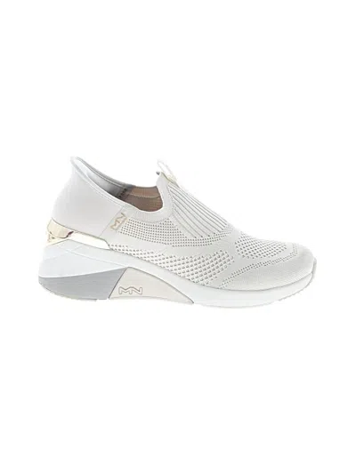 Pre-owned Skechers Sneakers In White
