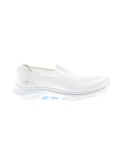 Pre-owned Skechers Sneakers In White