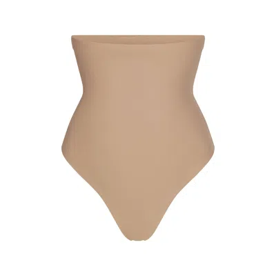 Skims Body In Clay
