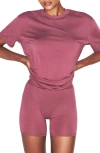 Skims Boyfriend T-shirt In Pink