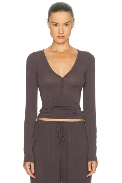 Skims Cloud Sleep Henley Top In Brown