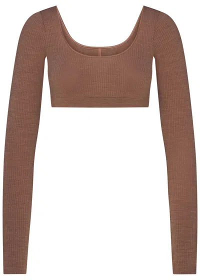 Skims Cropped Ribbed Wool-blend Top In Brown