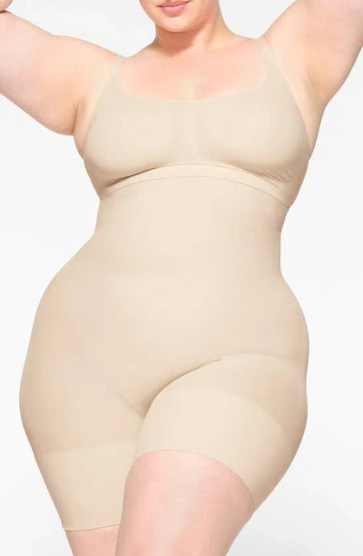 SKIMS SKIMS EVERYDAY SCULPT MID THIGH SHORTS