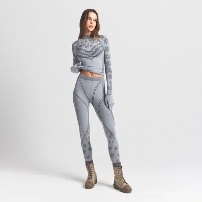 Skims First Layers In Gray