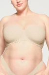 Skims Strapless Bra In Sand