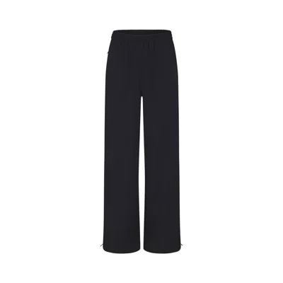 Skims Nike Woven Nylon In Black