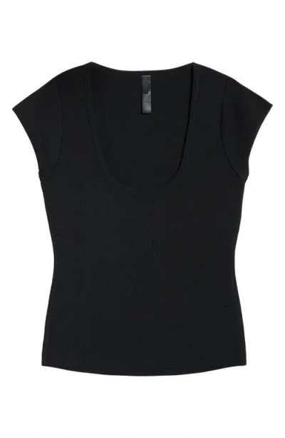 Skims Scoop Neck Top In Black