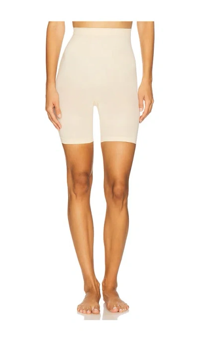 Skims Seamless Sculpt Mid Thigh Short In Sand