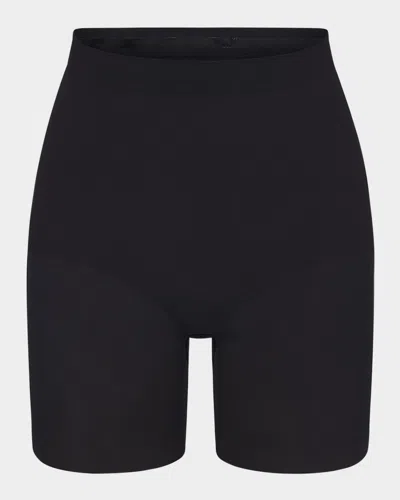 Skims Seamless Sculpt Mid Thigh Short In Onyx