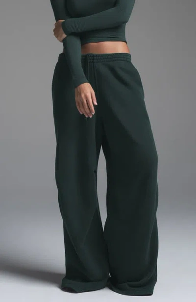 Skims Straight Leg Fleece Sweatpants In Cypress