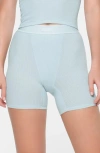 Skims Stretch Cotton Rib Boxers In Opal