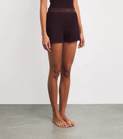Skims Stretch-cotton Ribbed Boxer Shorts In Burgundy