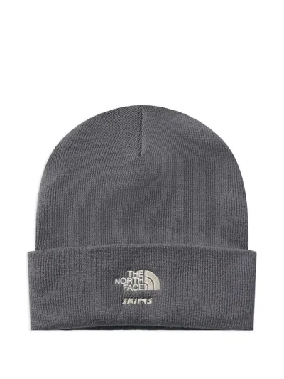 Skims X The North Face Logo-details Beanie Hat In Gray