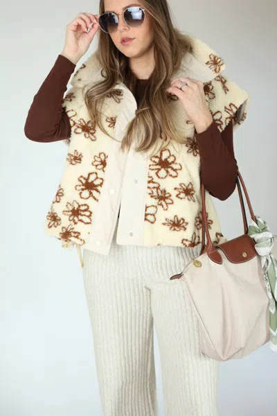 So Me Shaylie Floral Sherpa Vest In Beige In Neutral