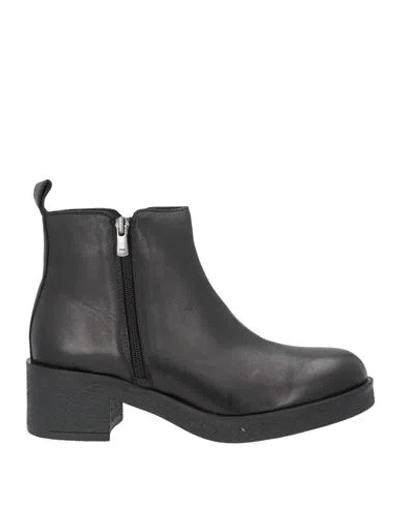 Sofia Mare Woman Ankle Boots Black Size 9 Leather