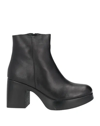 Sofia Mare Woman Ankle Boots Black Size 9 Leather