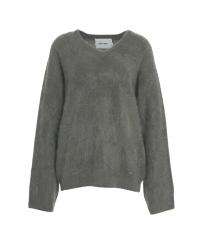 Soft Goat Brushed Cashmere Sweater With Subtle V-neck In Gray