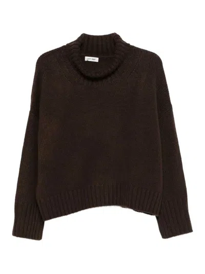 Soft Goat Cashmere Turtle-neck Sweater In Brown