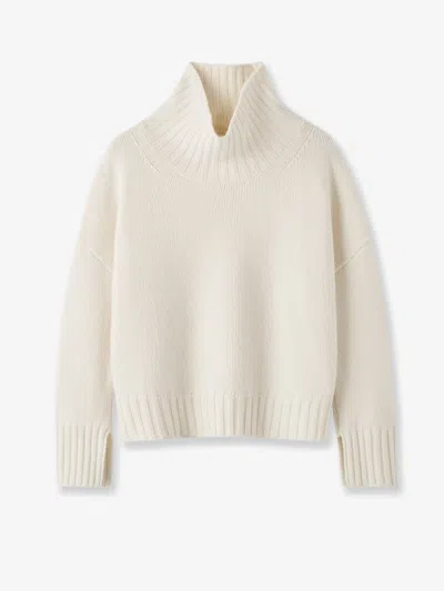 Soft Goat Girlfriend Turtleneck In Cashmere In White