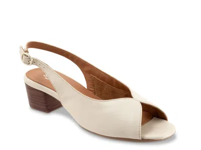 Softwalk Lakewood Sandal In White