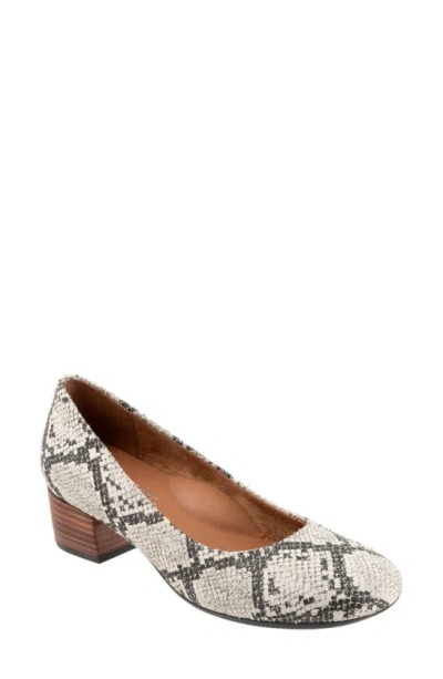 Softwalk Lynn Pump In Black White Snake