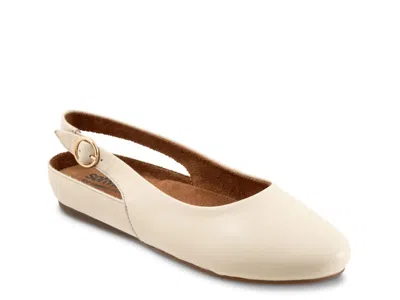 Softwalk Sandy Flat In White