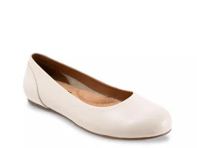 Softwalk Sonoma Ballet Flat In White