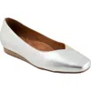 Softwalk ® Vina Flat In White