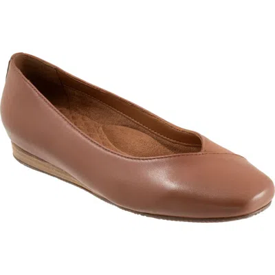 Softwalk ® Vina Leather Flat In Luggage