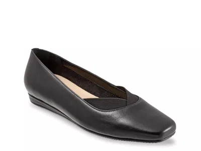 Softwalk Wide Width Viana Ballet Flat In Black
