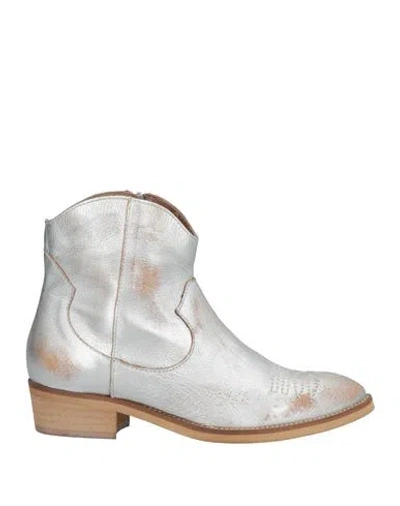 Soignè Woman Ankle Boots Silver Size 8 Goat Skin